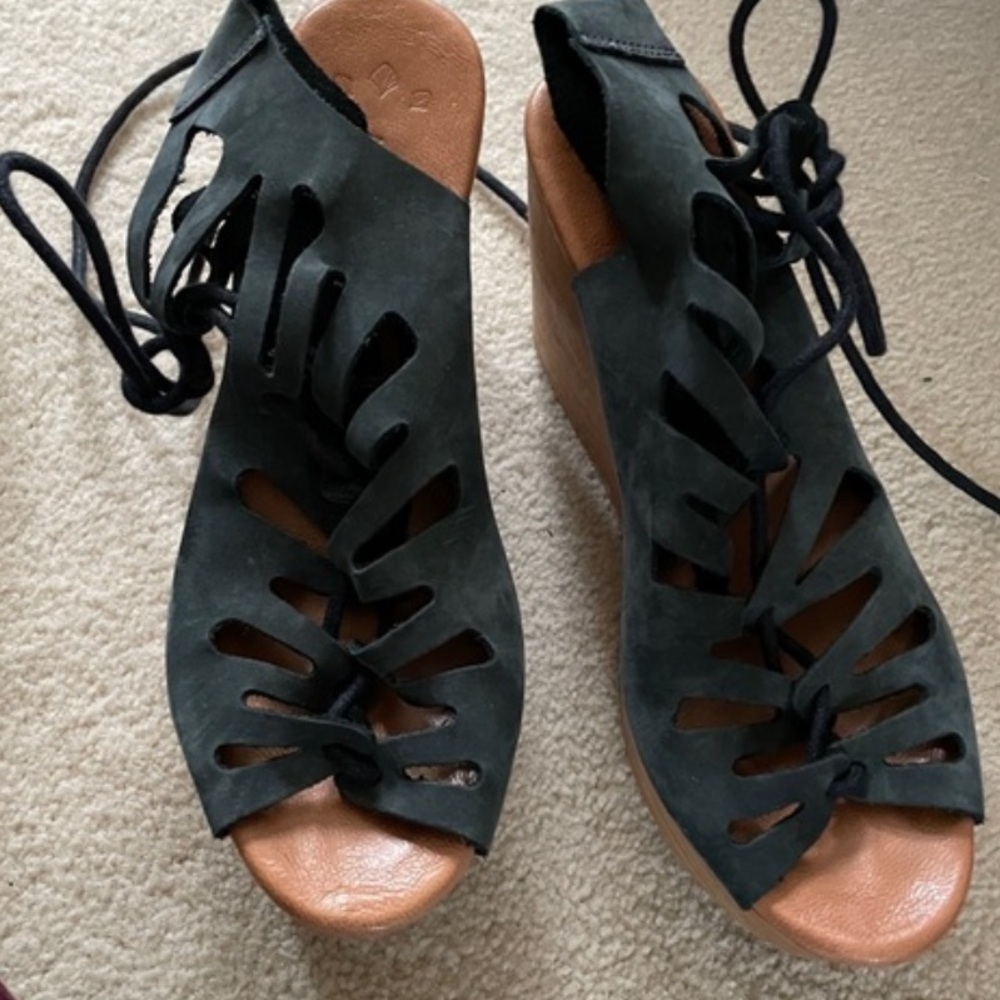 Musse & Cloud Oneka Wooden Platform Wedge Shoe Size 6 Lace Up Ankle Caged Sandal